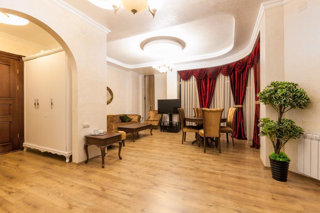 Iberia Palace Hotel Зугдіді Екстер'єр фото
